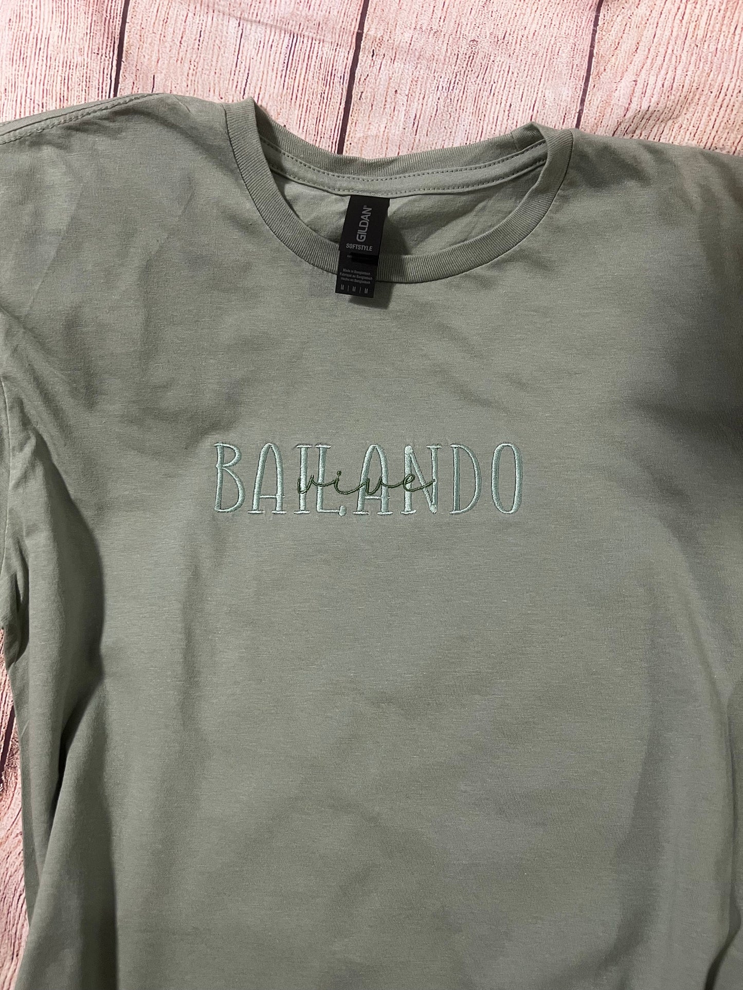 Vive Bailando Embroidered T-shirt