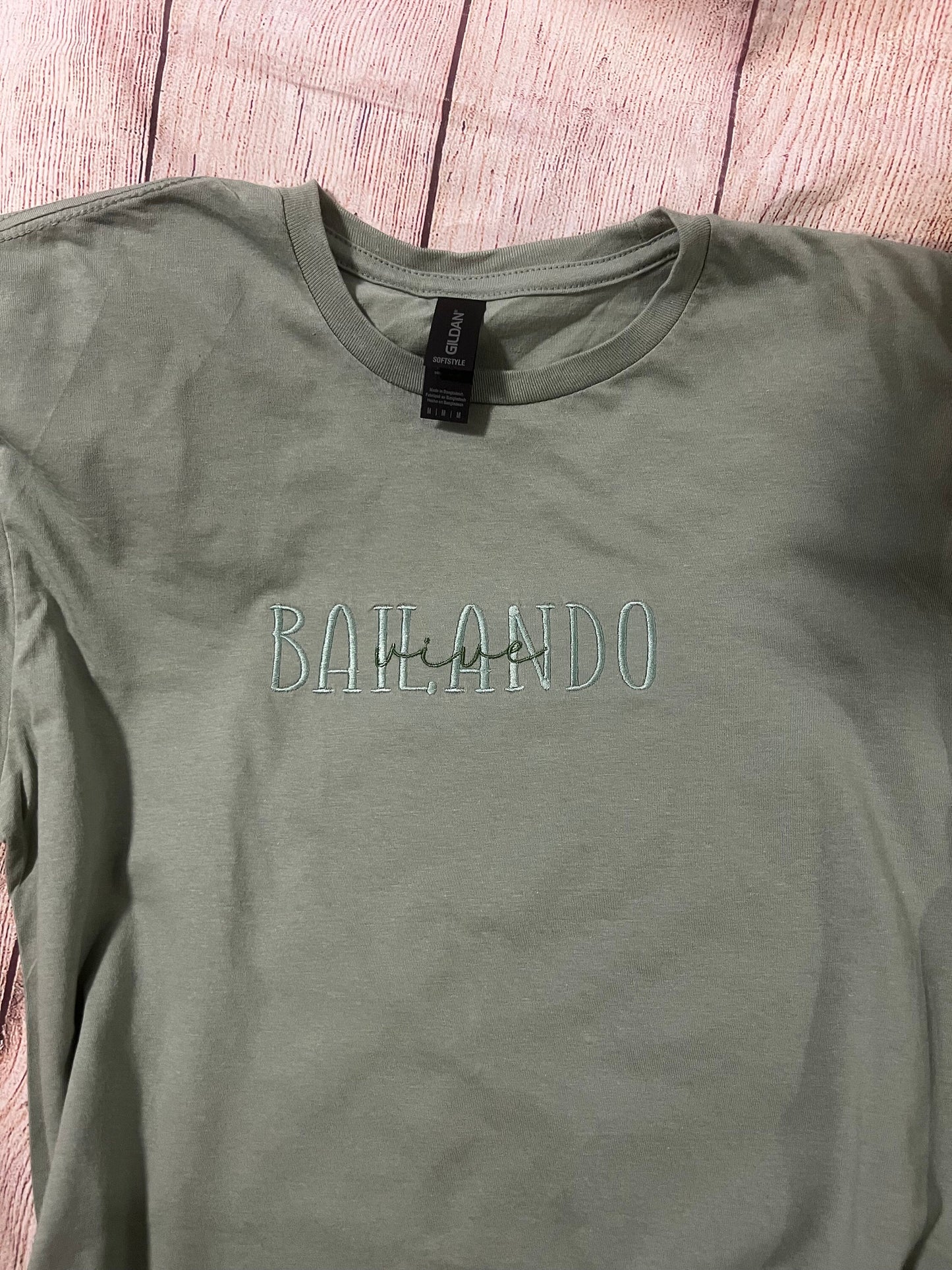 Vive Bailando Embroidered T-shirt