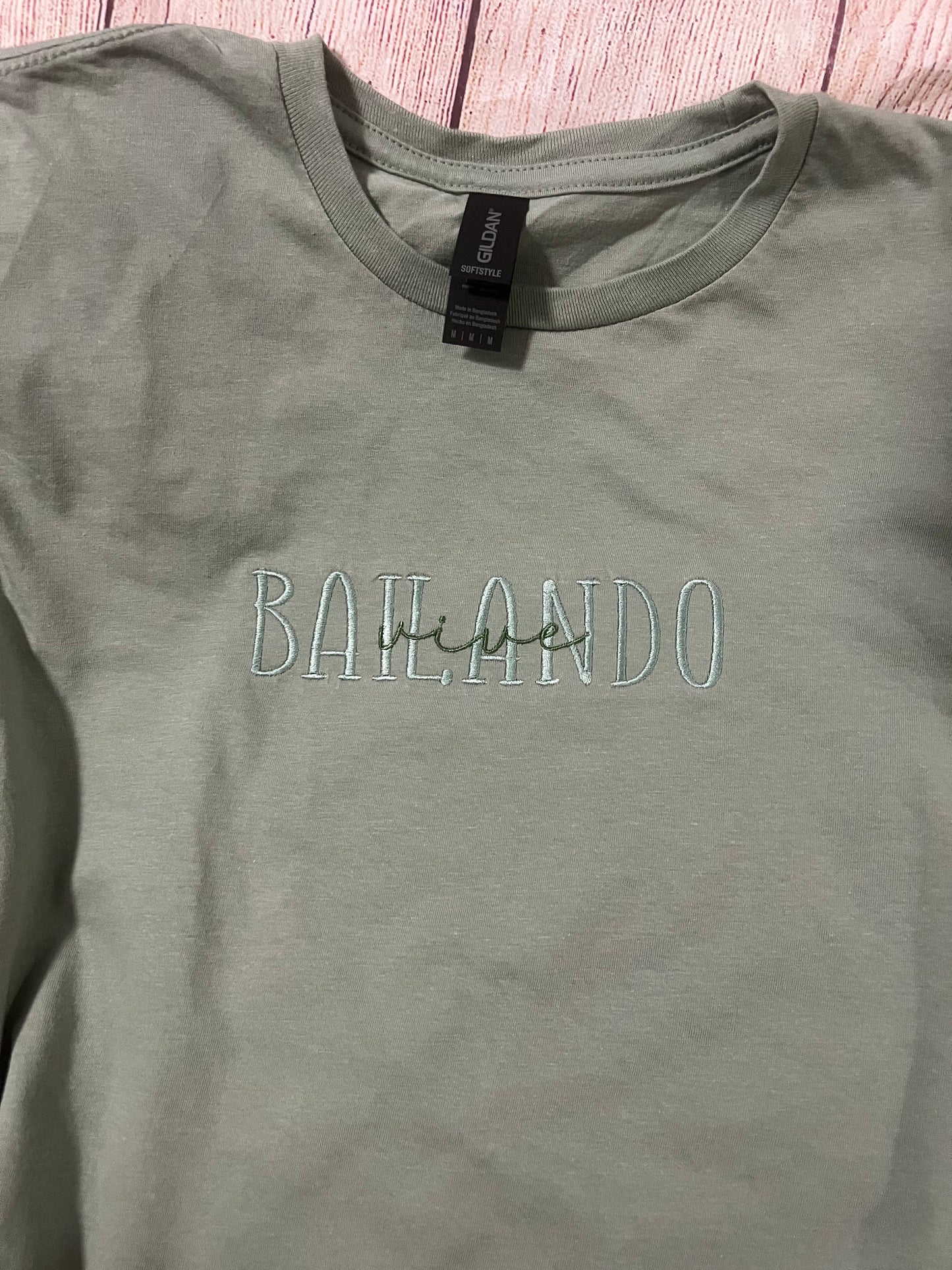 Vive Bailando Embroidered T-shirt